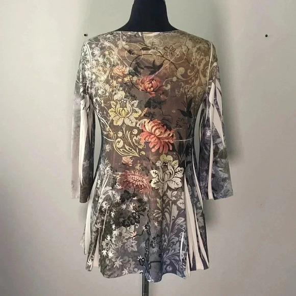 Pretty Woman | V-Neck Shirt - Picture 4 of 7